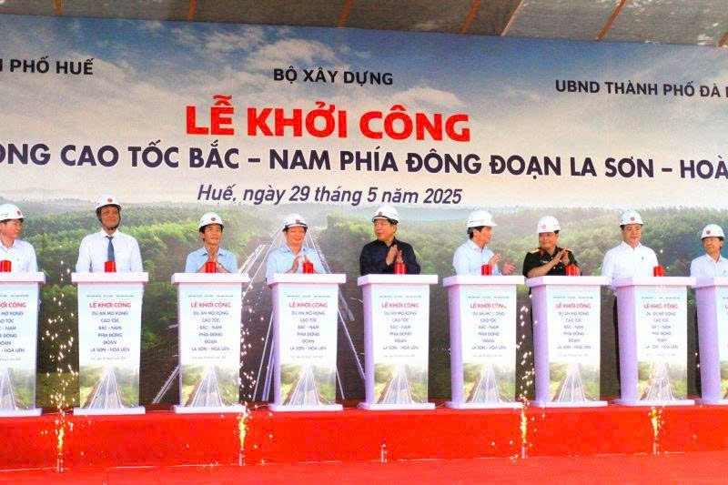 Ngày 29/5, tại xã Xuân Lộc (huyện Phú Lộc, TP Huế), Bộ Xây dựng phối hợp với UBND TP Huế và TP Đà Nẵng tổ chức lễ khởi công Dự án mở rộng cao tốc Bắc - Nam phía Đông đoạn La Sơn - Hòa Liên. c69c2920869b33c56a8a.jpg