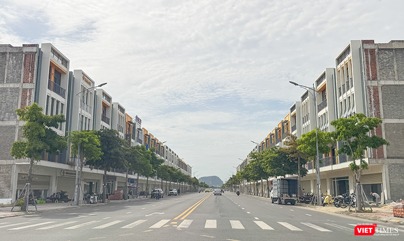Giá bán nhà phố thương mại (shophouse) được ghi nhận tăng trưởng trong những năm qua, nhưng thực tế, sản phẩm này vẫn chưa thực sự phát huy vai trò là tạo dòng tiền kinh doanh cho chủ nhà. vt_shophouse 1.png