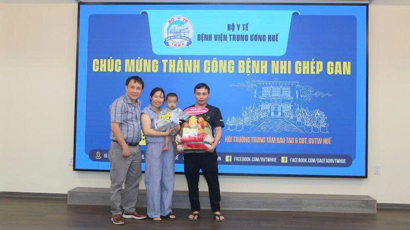 Bệnh nhi V.Q.H. (15 tháng tuổi) mạnh khoẻ và xuất viện sau ca ghép gan. 4ef76da4519ce5c2bc8d.jpg