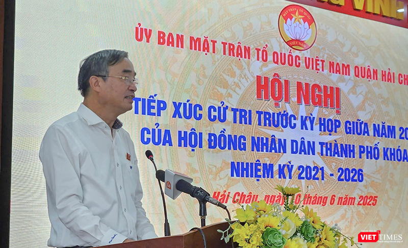 Ông Lê Trung Chinh, Chủ tịch UBND TP Đà Nẵng phát biểu tại hội nghị Tiếp xúc cử tri diễn ra sáng 10/6. vt_le trung chinh.png