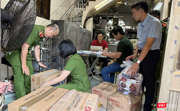 Cơ quan Công an lập biên bản, niêm phong số cà phê.
