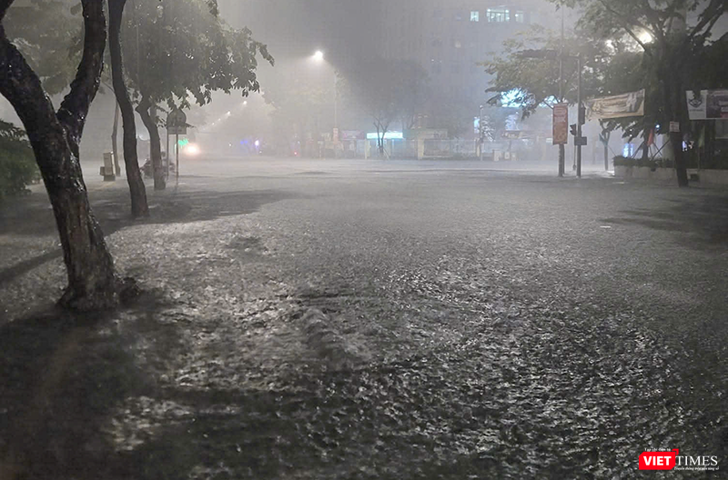 Rạng sáng 12/6, mưa vẫn chưa có dấu hiệu giảm vt_da nang ngap 1.png