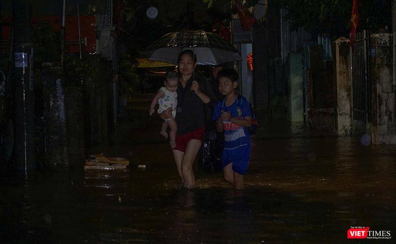 Người dân phải sơ tán trong đêm vt_da nang ngap 10.png