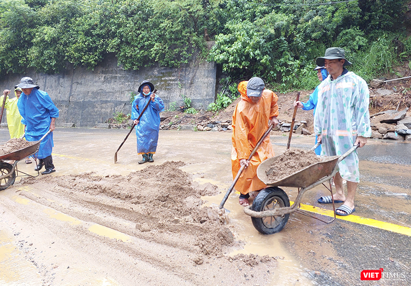 Lực lượng công nhân đang dọn dẹp đất đá sạt lở trên tuyến giao thông lên bán đảo Sơn Trà (Đà Nẵng) vt_sat lo 2 copy.png