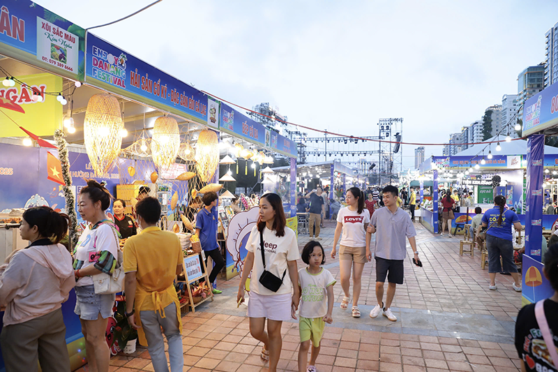 Diễn ra từ 19/6-23/6 tại Công viên Biển Đông, không gian ẩm thực “Hương vị mùa hè Đà Nẵng” – Danang Summer Taste” mang lại những trải nghiệm ẩm thực đặc sắc, thời gian đón khách từ 16h30 đến 22h30 hàng ngày. 10.png