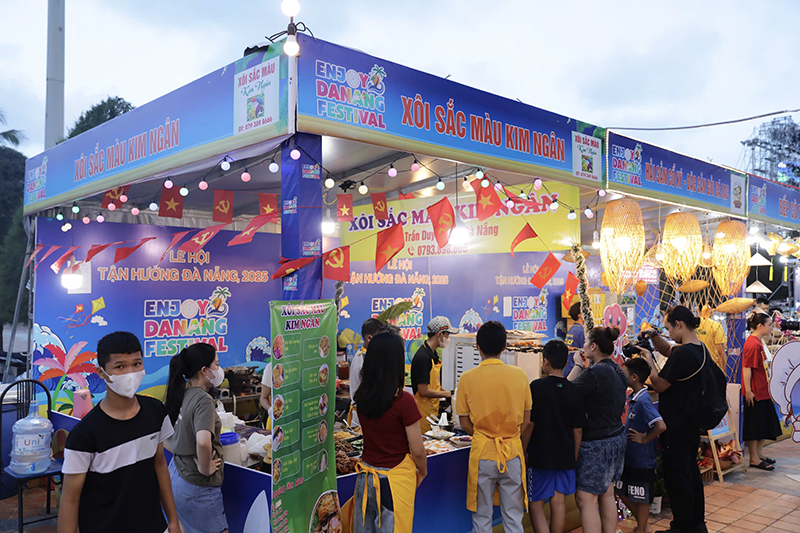 Mỗi đêm, nơi đây sẽ rộn ràng với các chương trình biểu diễn âm nhạc đa sắc màu: Từ Đại nhạc hội khai mạc Lễ hội Tận hưởng Đà Nẵng hoành tráng, những bản acoustic sâu lắng, âm nhạc vùng Tây Bắc qua chương trình “Sắc màu Sơn La”, đến âm nhạc quốc tế trẻ trung và các màn trình diễn DJ đầy sôi động. 11.png
