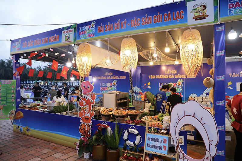 Tại đây, thực khách sẽ được trải nghiệm “bản đồ ẩm thực Việt Nam” qua những món ngon đặc trưng vùng miền như mì Quảng, cao lầu, bánh xèo, nem lụi, gỏi cá, bún chả Hà Nội, bánh cuốn, thịt gác bếp, xôi ngũ sắc, cơm lam, gà nướng... 13.png