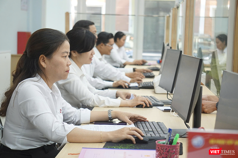 Cán bộ công chức phường Thanh Khê trong ngày đầu thí điểm mô hình chính quyền 2 cấp. vt_chinh quyen 2 cap 1.png
