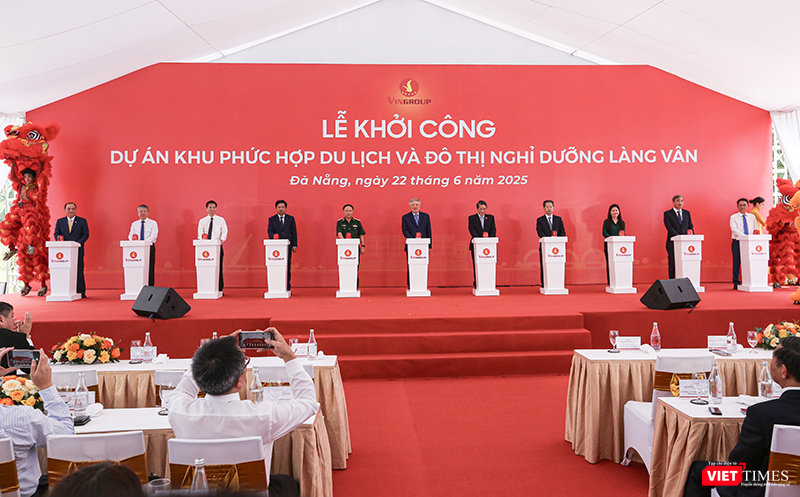 Phó thủ tướng Thường trực Nguyễn Hoà Bình cùng lãnh đạo bộ ngành, địa phương bấm nút khởi công dự án.