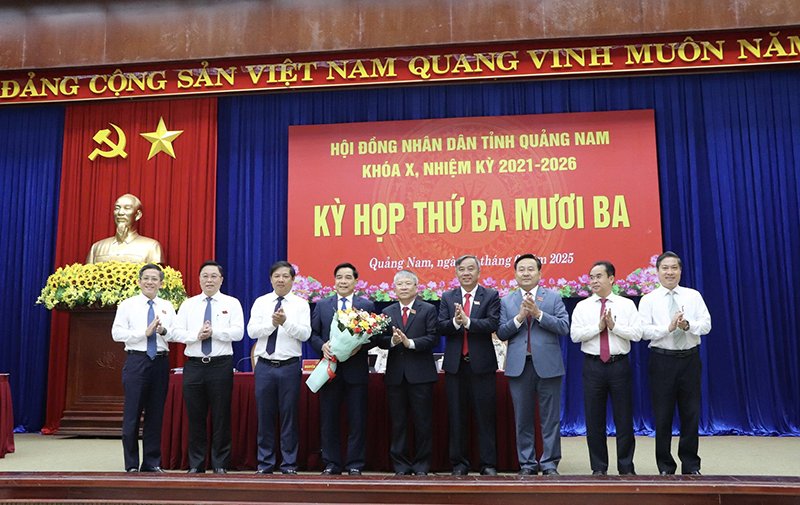 Bí thư Tỉnh uỷ, Chủ tịch HĐND, Chủ tịch UBMTTQ Việt Nam tỉnh Quảng Nam cùng các lãnh đạo tỉnh tặng hoa cho ông Lê Văn Dũng tại Kỳ họp. le van dung 2.png