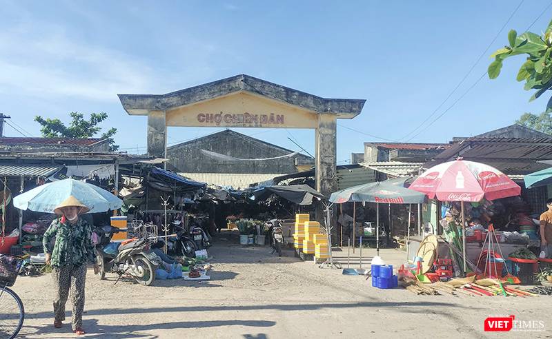 Chợ mới xây đã xong, nhưng tiểu thương vẫn phải chen chúc trong chợ cũ nhếch nhác. vt_cho chien dan 1.png