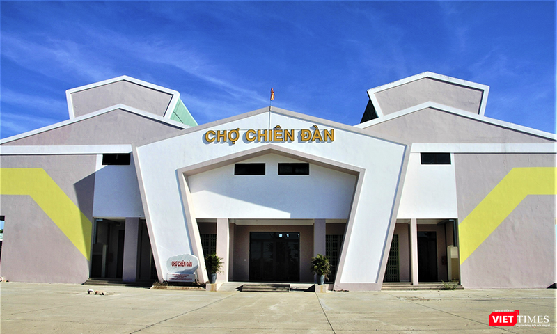 Chợ Chiên Đàn mới được gắn biển chào mừng 20 năm thành lập huyện Phú Ninh nhưng đến nay vẫn đóng cửa im ỉm. vt_cho chien dan 2.png