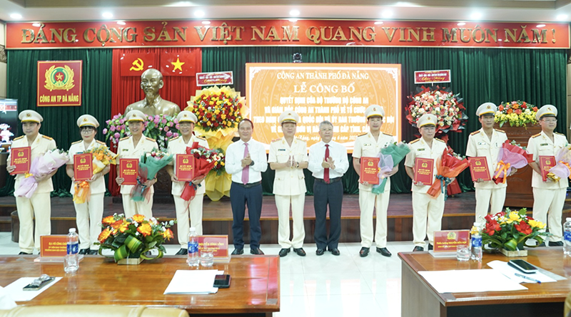 Thiếu tướng Nguyễn Hữu Hợp trao quyết định bổ nhiệm cho các Phó Giám đốc Công an TP Đà Nẵng. giam doc cong an da nang 1.png