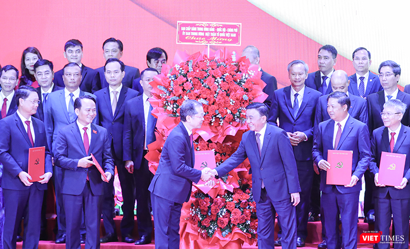 Ông Trần Cẩm Tú, Ủy viên Bộ Chính trị, Thường trực Ban Bí thư trao quyết định và chúc mừng TP Đà Nẵng vt_cong bo 5.png
