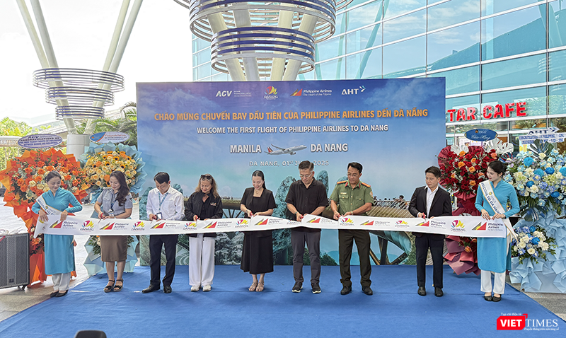Đại diện các bên thực hiện nghi thức khai trương đường bay Đà Nẵng - Manila. vt_duong bay 2.png