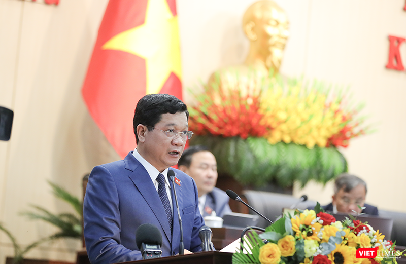 Ông Trần Phước Sơn, Phó Chủ tịch HĐND TP Đà Nẵng trình bày Nghị quyết phê chuẩn các chức danh. vt_ky hop 1 hdnd 3.png