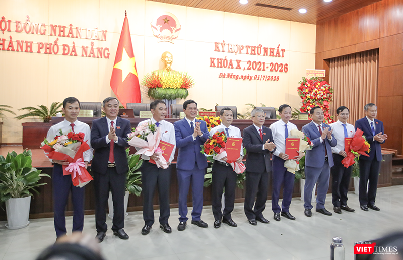 Chủ tịch và các Phó Chủ tịch HĐND TP Đà Nẵng tặng hoa chúc mừng các Trưởng Ban HĐND TP. vt_ky hop 1 hdnd 4.png