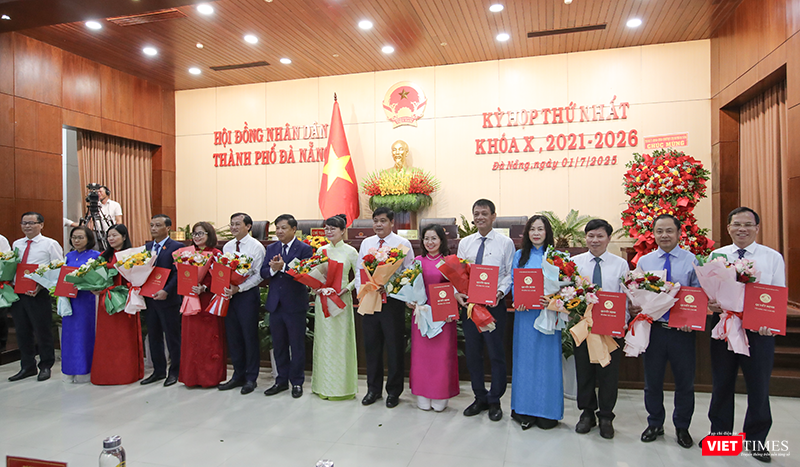 Ông Lương Nguyễn Minh Triết, Chủ tịch UBND TP Đà Nẵng tặng hoa cho các Giám đốc Sở được HĐND TP thông qua. vt_ky hop 1 hdnd 6.png