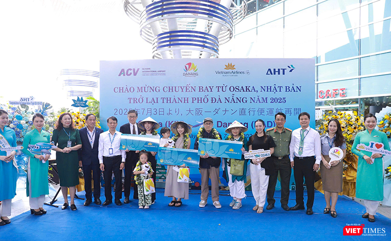 Hành khách may mắn trên chuyến bay trực tiếp Osaka – Đà Nẵng tại lễ đón.