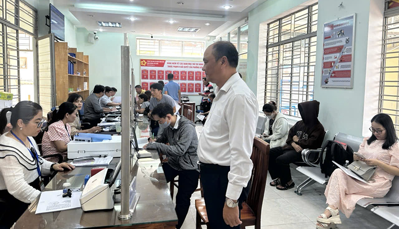 Người dân thực hiện dịch vụ hành chính công tại phường Liên Chiểu, TP Đà Nẵng. mo hinh chinh quyen 2 cap.png