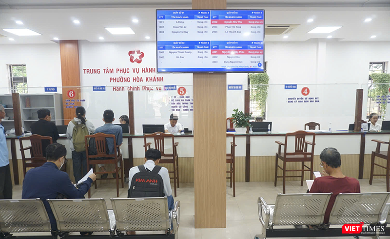 Người dân đến Trung tâm phục vụ hành chính công phường Hòa Khánh (Đà Nẵng) để sử dụng dịch vụ. vt_chuyen doi so 1.png