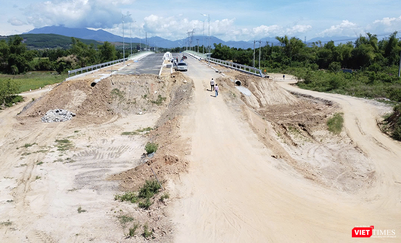 Tuyến đường vành đai phía Bắc tỉnh Quảng Nam (cũ) dẫn lên cầu Quảng Đà vẫn là bãi đất đá ngổn ngang. vt_du an duong vanh dai bac quang nam 2.png