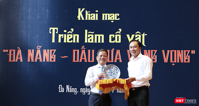 Trong khuôn khổ chương trình khai mạc triển lãm, Bảo tàng Đà Nẵng đã tiếp nhận 79 cổ vật từ 14 nhà sưu tập tư nhân hiến tặng, với đa dạng loại hình từ đồ gốm thời Lý - Trần, gốm Chu Đậu, đồ sứ ký kiểu thời Nguyễn, đồ pháp lam, đồ thờ và đồ dùng sinh hoạt của người Việt xưa… vt_trien lam 3.png