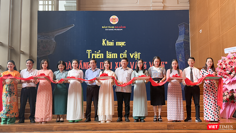 Chiều 11/7, Bảo tàng Đà Nẵng đã tổ chức triển lãm chuyên đề “Đà Nẵng - Dấu xưa vang vọng” với sự tham gia của các Hội cổ vật 3 miền. Triển lãm nhằm thúc đẩy sự phát triển của phong trào xã hội hóa hoạt động bảo tồn di sản văn hóa, phát huy những giá trị của cổ vật đang được bảo tồn gìn giữ tại thành phố Đà Nẵng, cũng như các tỉnh thành khác ở ba miền đất nước vt_trien lam 7.png