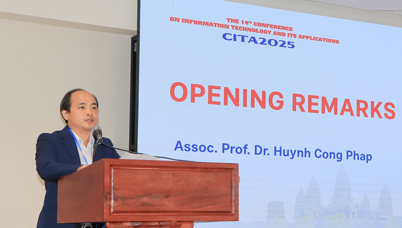 PGS.TS Huỳnh Công Pháp, Hiệu trưởng Trường Đại học VKU, Trưởng Ban Tổ chức, Chủ trì sáng lập Hội thảo CITA phát biểu tại CITA 2025. cita 2025 5.png