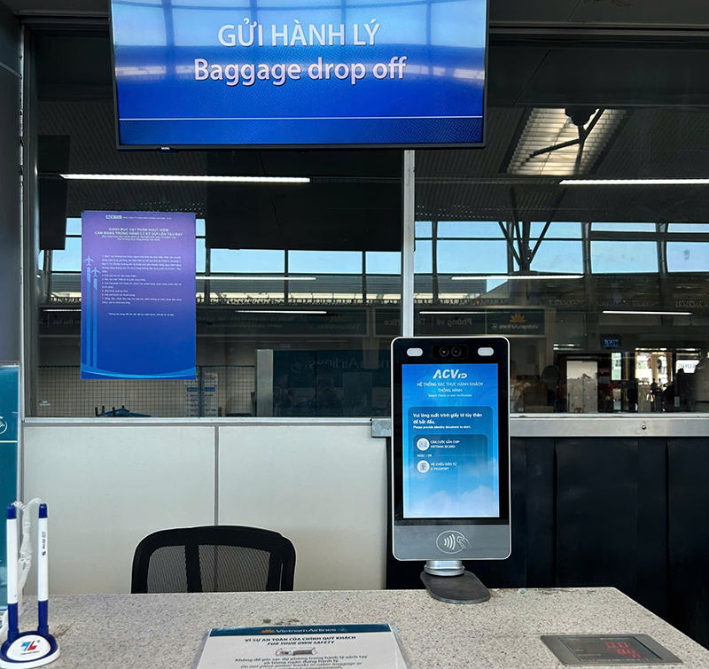 Quầy làm thủ tục checkin tự động bằng sinh trắc học Face ID trên ứng dụng VNeID tại sân bay Đà Nẵng. image002.png
