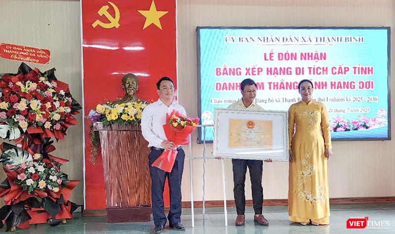 Bà Nguyễn Thị Anh Thi, Phó Chủ tịch UBND TP trao quyết định công nhận danh thắng Hang Dơi là danh thắng cấp thành phố cho lãnh đạo UBND xã Thạnh Bình.