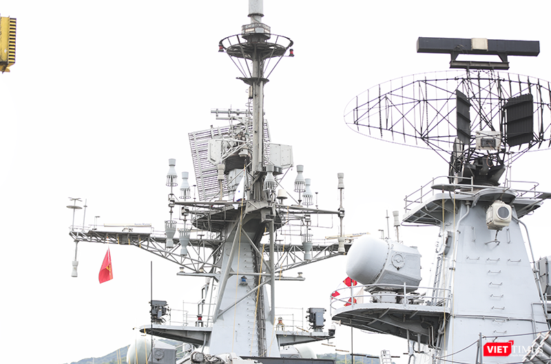 Ngoài ra, chiến hạm INS Delhi còn sở hữu hệ thống Radar băng tần E Fregat-MAE, BEL RAWL LW08, hệ thống tên lửa đất đối không Shitil-1, bệ phóng tên lửa chống tàu L&T RBU-6000. vt_tau delhi 17.png