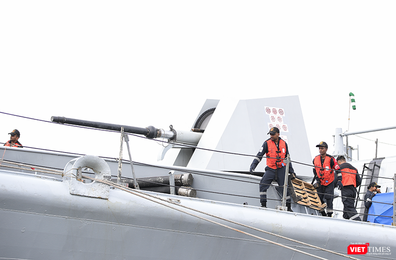 INS Delhi còn sở hữu pháo AK-100 được dẫn đường bằng hệ thống điều khiển hỏa lực MR-184/MR-145 (NATO: Kite Screech), bao gồm radar T-91E và kính ngắm quang điện tử Kondensor, ban đầu được trang bị cho các tàu. vt_tau delhi 20.png
