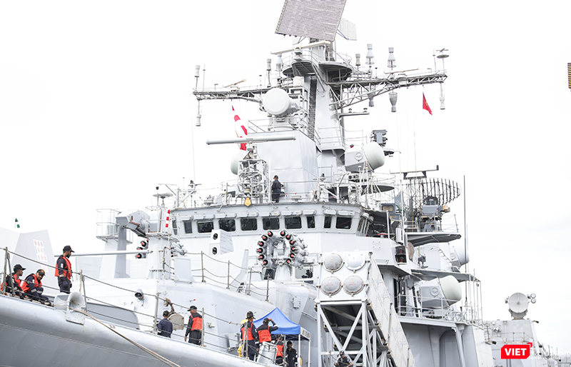 Radar MR-775 Fregat-MAE (NATO : Half Plate) cung cấp chỉ định mục tiêu và 6 đèn chiếu MR-90/3R-90 Orekh (NATO: Front Dome) được sử dụng để điều khiển hỏa lực. Hệ thống có thể theo dõi 12 mục tiêu cùng lúc và tấn công đồng thời tối đa 6 mục tiêu được theo dõi. vt_tau delhi 21.png