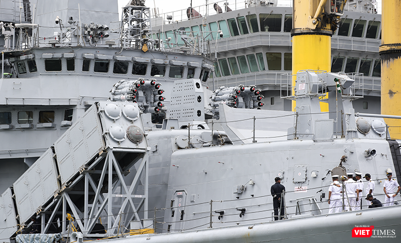Về phòng không, tàu được trang bị hệ thống phòng không 9K-90 Uragan (NATO: SA-N-7 Gadfly) bao gồm một cặp bệ phóng một cánh tay 3S-90 và tên lửa 9M38M1 Shtil. Một bệ phóng được lắp phía trước cầu tàu và bệ phóng còn lại trên đỉnh nhà chứa máy bay trực thăng kép. Mỗi bệ phóng mang theo một hộp tiếp đạn 24 tên lửa, tổng cộng là 48 viên đạn. Tên lửa có tầm bắn 35–40 km và có tính năng dẫn đường bằng radar bán chủ động . vt_tau delhi 8.png