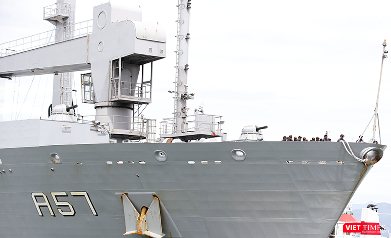 Mặc dù là tàu vận tải, nhưng INS Shakti cũng được trang bị khí tài để duy trì các hoạt động trên biển gồm: Hệ thống chiến tranh điện tử và mồi nhử; hệ thống phóng mồi bẫy; 4 ống phóng tên lửa tầm gần AK-630... vt_tau shakti 7.png