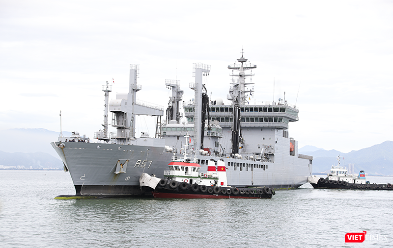 INS Shakti là tàu chở dầu hạm đội lớp Deepak của Hải quân Ấn Độ. Đây là 1 trong những con tàu lớn nhất của Hải quân Ấn Độ. INS Shakti có chiều dài 175 m, rộng 25 m, mớn nước 9,1 m, có trọng tải 27.550 tấn và có thể tiếp nhiên liệu cho 4 tàu cùng một lúc, với tốc độ tiếp nhiên liệu là 1.500 tấn/h. vt_tau shakti 9.png