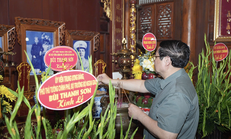 Thủ tướng Chính phủ Phạm Minh Chính dâng hương Bảo tàng Đại tướng Nguyễn Chí Thanh ở Huế. thu tuong pham minh chinh 1.png