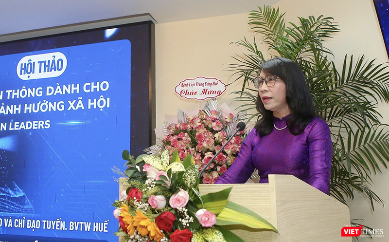 Bác sĩ CKII Hoàng Thị Lan Hương, Phó Giám đốc Bệnh viện Trung ương Huế phát biểu tại hội thảo. vt_truyen thong y te 4.png