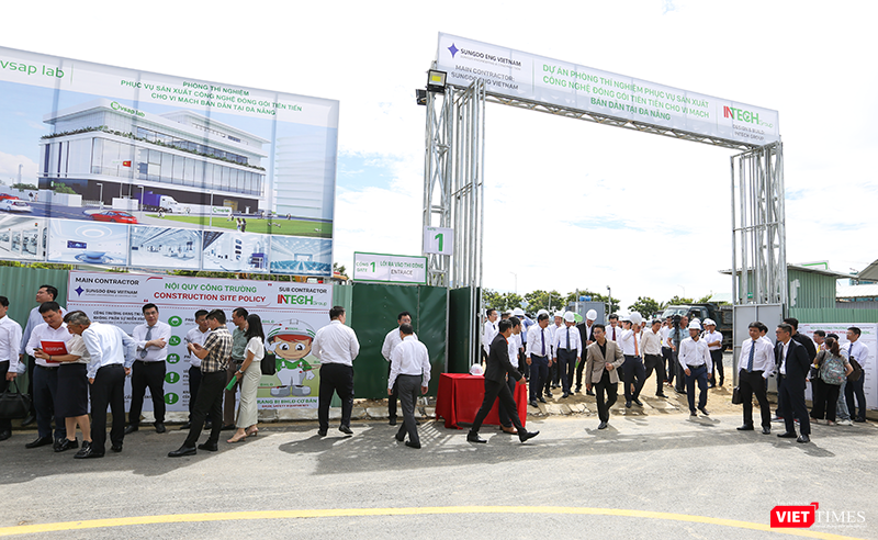 Các đại biểu tham quan công trình thi công Dự án Phòng thí nghiệm phục vụ sản xuất công nghệ đóng gói tiên tiến. vt_du an fab lab 1.png