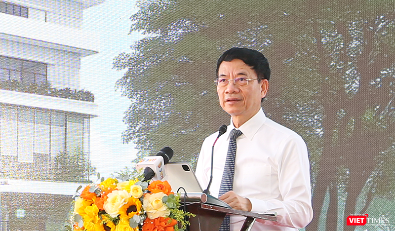 Bộ trưởng Bộ KH&CN Nguyễn Mạnh Hùng đánh giá cao những nỗ lực của Đà Nẵng trong phát triển ngành công nghiệp chip bán dẫn và AI thời gian qua. vt_du an fab lab 2.png