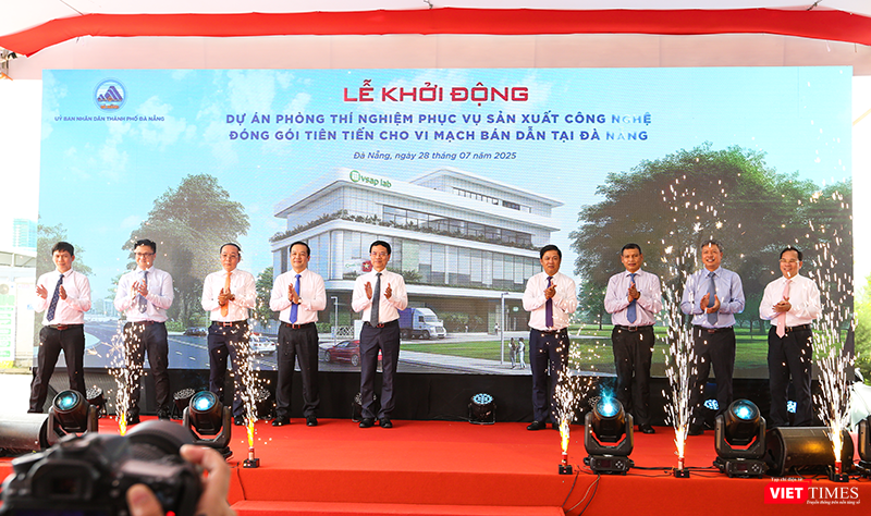Bộ trưởng KH&CN Nguyễn Mạnh Hùng cùng lãnh đạo bộ, ngành và TP Đà Nẵng tại lễ khởi động Dự án Phòng thí nghiệm phục vụ sản xuất công nghệ đóng gói tiên tiến (Fab-Lab). vt_du an fab lab 3.png