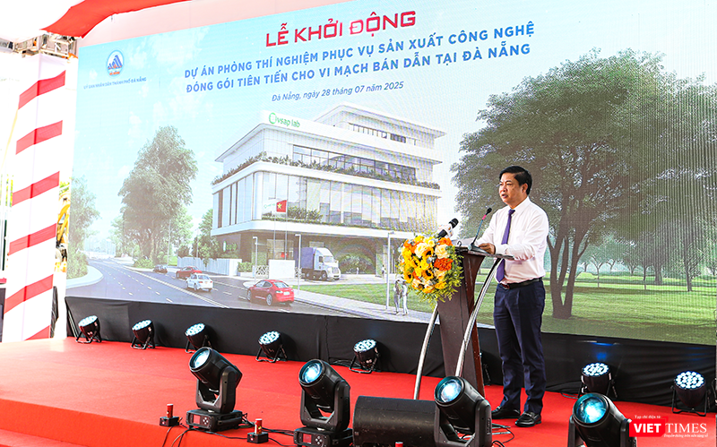 Ông Lương Nguyễn Minh Triết, Chủ tịch UBND TP Đà Nẵng phát biểu tiếp thu ý kiến chỉ đạo của Bộ trưởng Nguyễn Mạnh Hùng tại lễ khởi động dự án. vt_du an fab lab 4.png