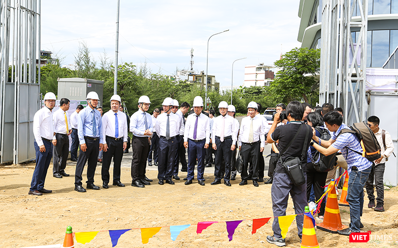 Bộ trưởng Bộ KH&CN Nguyễn Mạnh Hùng tại công trường thi công Dự án Phòng thí nghiệm phục vụ sản xuất công nghệ đóng gói tiên tiến (Fab-Lab) đầu tiên tại Đà Nẵng. vt_du an fab lab 7.png