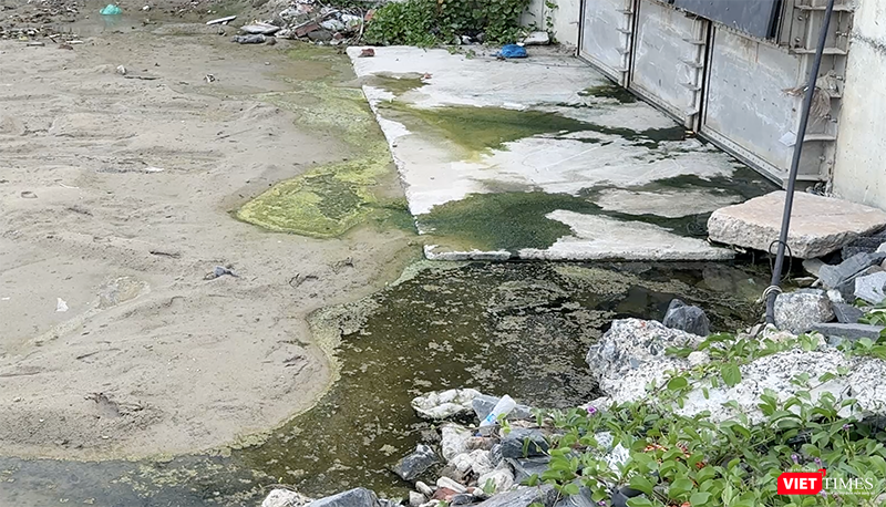 Nước bẩn kèm rác thải tại cửa cống thoát nước trên bãi biển Mân Thái (phường Sơn Trà) không được xử lý gây mất mỹ quan. vt_bien du lich 10.png