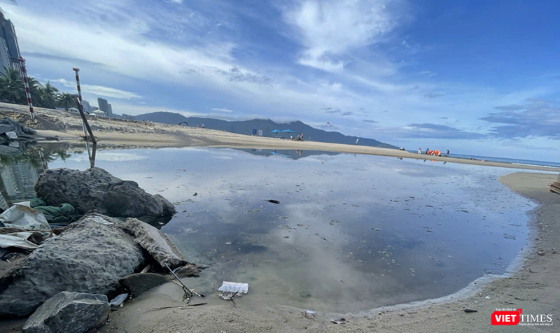 Vậy nhưng gần đây, tại miệng cống xả nước cạnh khu giải trí DanaBeach (phường Ngũ Hành Sơn) xuất hiện vũng nước lớn như ao tù. vt_bien du lich 3.png