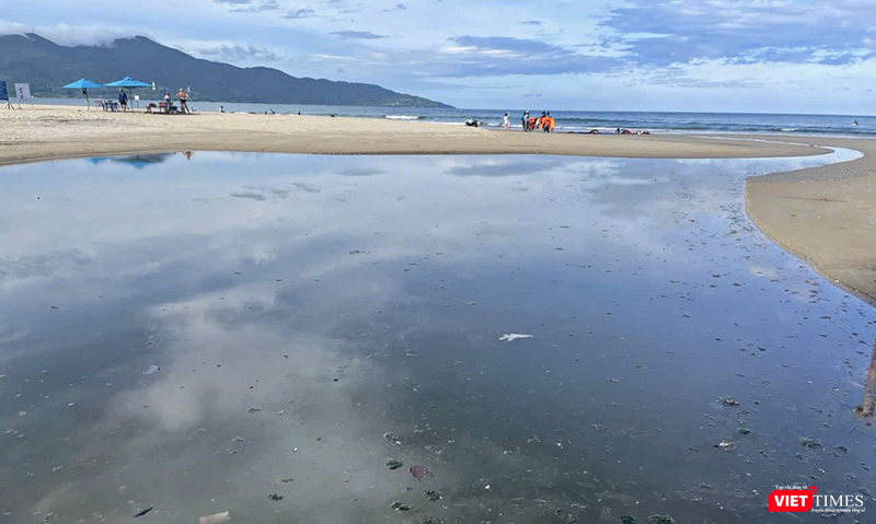 Đáng chú ý, nước từ vũng nước này có dòng chảy ra biển, nơi du khách đang tắm và vui chơi vt_bien du lich 5.png