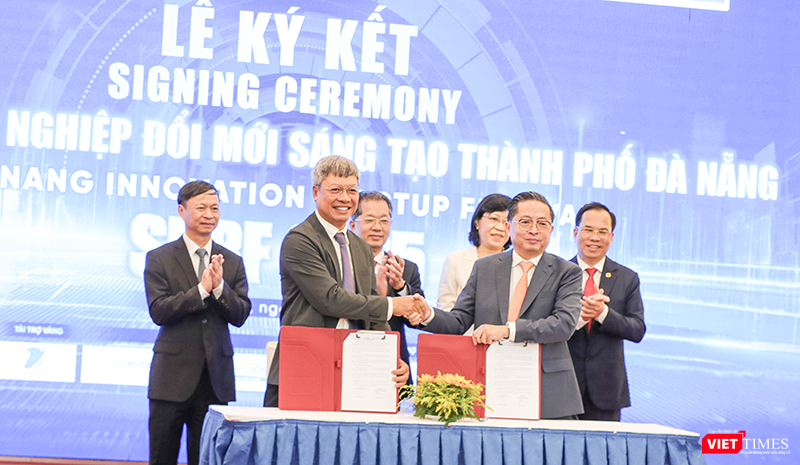 Ông Hồ Quang Bửu, Phó Chủ tịch UBND TP Đà Nẵng và đại diện CT Group ký kết hợp tác triển khai các sáng kiến đột phá trong công nghệ số tại SURF 2025. vt_khai mac surf da nang 2025 6.png