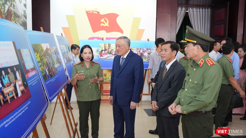 Uỷ viên Bộ Chính trị, Phó Thủ tướng Thường trực Chính phủ Nguyễn Hoà Bình (giữa) cùng lãnh đạo, UBND TP.Huế, Bộ Công an tham quan một số hoạt động trưng bày tại buổi lễ. Vt_buon nguoi 2.JPG