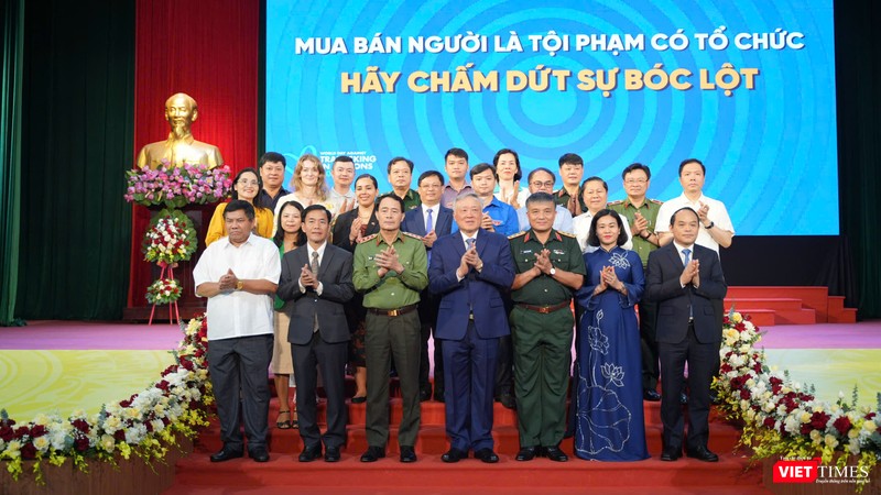 Phó Thủ tướng Thường trực Chính phủ Nguyễn Hoà Bình chụp ảnh lưu niệm cùng đại diện lãnh đạo nhiều bộ ngành trung ương, địa phương, cơ quan đoàn thể; tổ chức quốc tế tại Việt Nam tham dự buổi lễ. Vt_buon nguoi 3.JPG